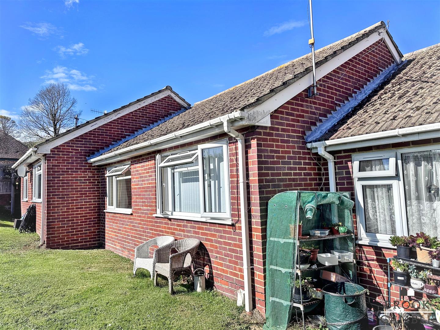 1 Bedroom Bungalow. Broomfield Street in Eastbourne,  8